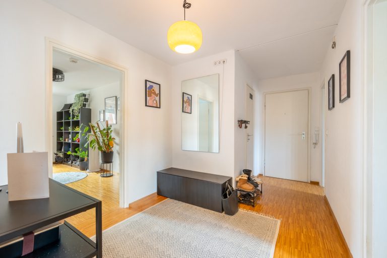 Aigner Immobilien GmbH - Immobilienangebot - 80995 München - Fasanerie-Nord - Etagenwohnung - Gepflegte 3-Zimmer-Wohnung mit West-Loggia fußläufig zum Lerchenauer See