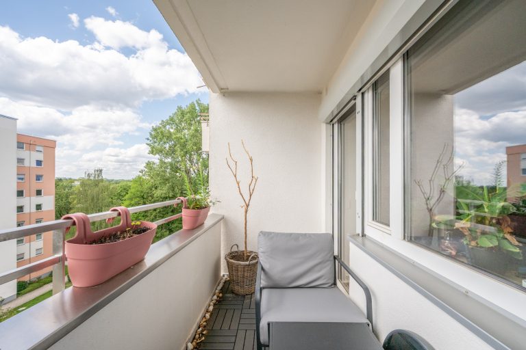 Aigner Immobilien GmbH - Immobilienangebot - 80995 München - Fasanerie-Nord - Etagenwohnung - Gepflegte 3-Zimmer-Wohnung mit West-Loggia fußläufig zum Lerchenauer See