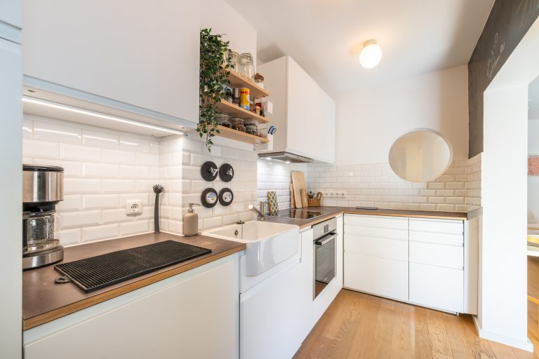 Aigner Immobilien GmbH - Immobilienangebot - 80469 München - Isarvorstadt - Etagenwohnung - Urbanes Wohnen am Westermühlbach – stilvolle 3-Zimmer-Wohnung mit Südostloggia