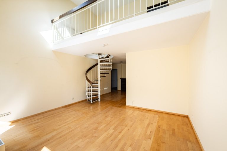 Aigner Immobilien GmbH - Immobilienangebot - 80637 München - Nymphenburg - Maisonettewohnung - Besondere 3- Zimmer-Maisonette mit Galerie zwei Balkonen und viel Potential