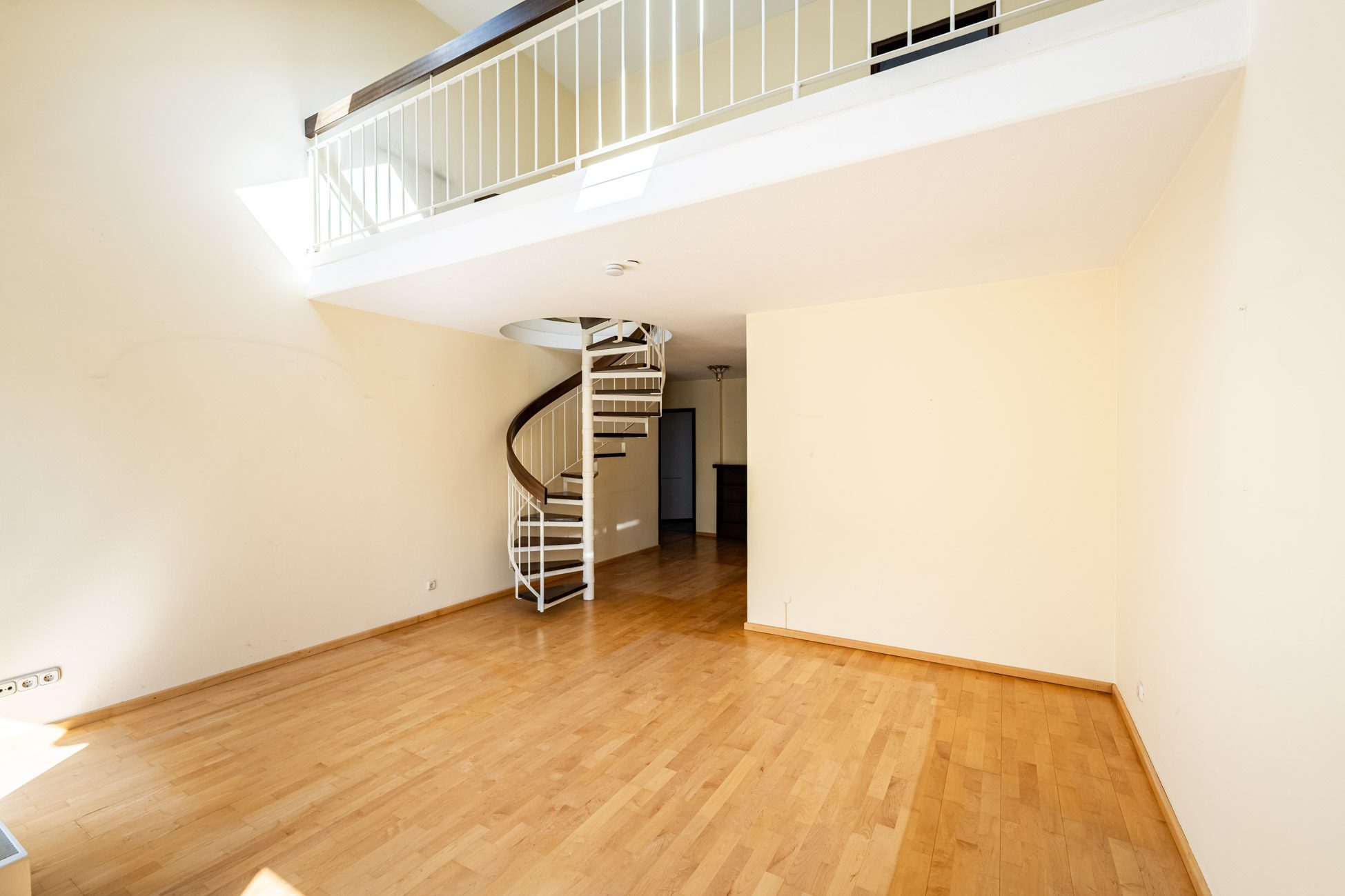 Aigner Immobilien GmbH - Immobilienangebot - 80637 München - Nymphenburg - Maisonettewohnung - Besondere 3- Zimmer-Maisonette mit Galerie zwei Balkonen und viel Potential