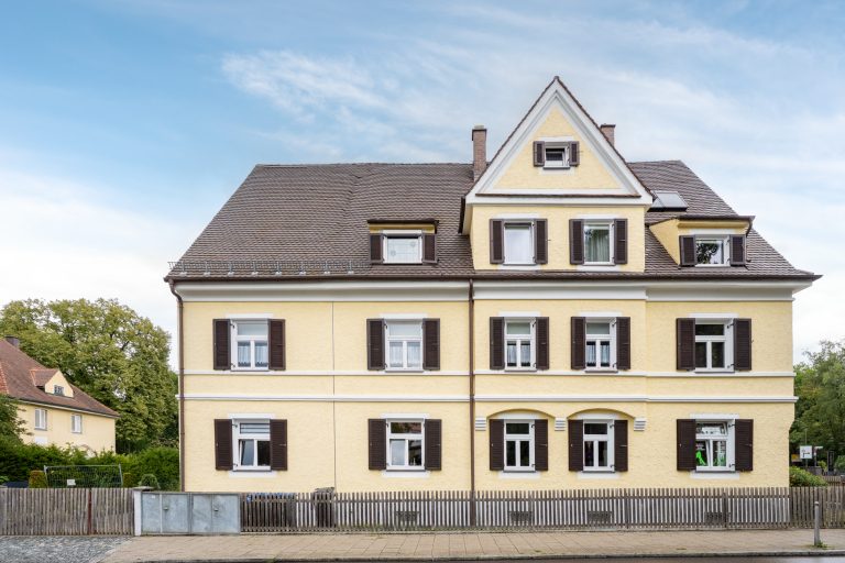Aigner Immobilien GmbH - Immobilienangebot - 85221 Dachau - Dachau-Stadt - Erdgeschosswohnung - Charmante 3,5-Zimmer-Hochparterrewohnung im zentrumsnahen Altbau