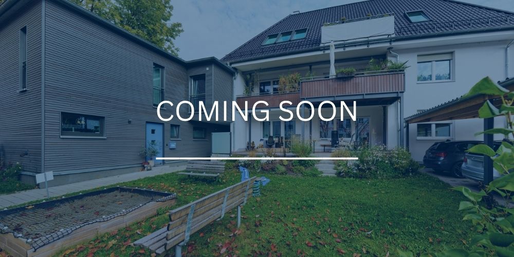 Mehrfamilienhaus mit Balkonen, gepflegtem Garten, Sandkasten und Sitzbank in München