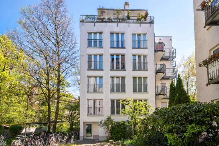 Aigner Immobilien GmbH - Immobilienangebot - 80803 München - Schwabing - Etagenwohnung - Rarität beim Kaiserplatz: Neuwertige 3-Zimmer-Wohnung mit 2 Balkonen und Innenhoflage