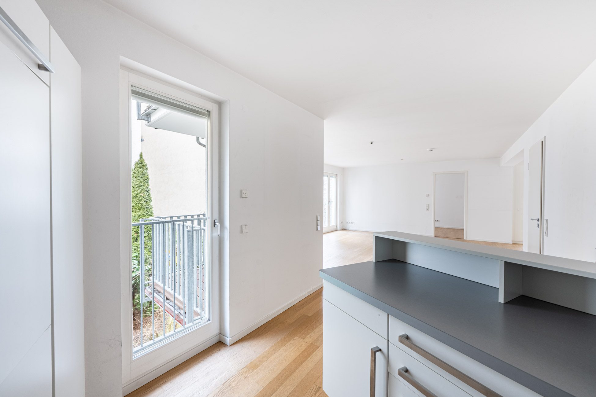 Aigner Immobilien GmbH - Immobilienangebot - 80803 München - Schwabing - Etagenwohnung - Rarität beim Kaiserplatz: Neuwertige 3-Zimmer-Wohnung mit 2 Balkonen und Innenhoflage
