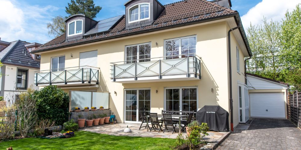 Helles Einfamilienhaus mit Balkonen, Terrasse, Gartenfläche und Garage in sonniger Lage einer Münchner Immobilie