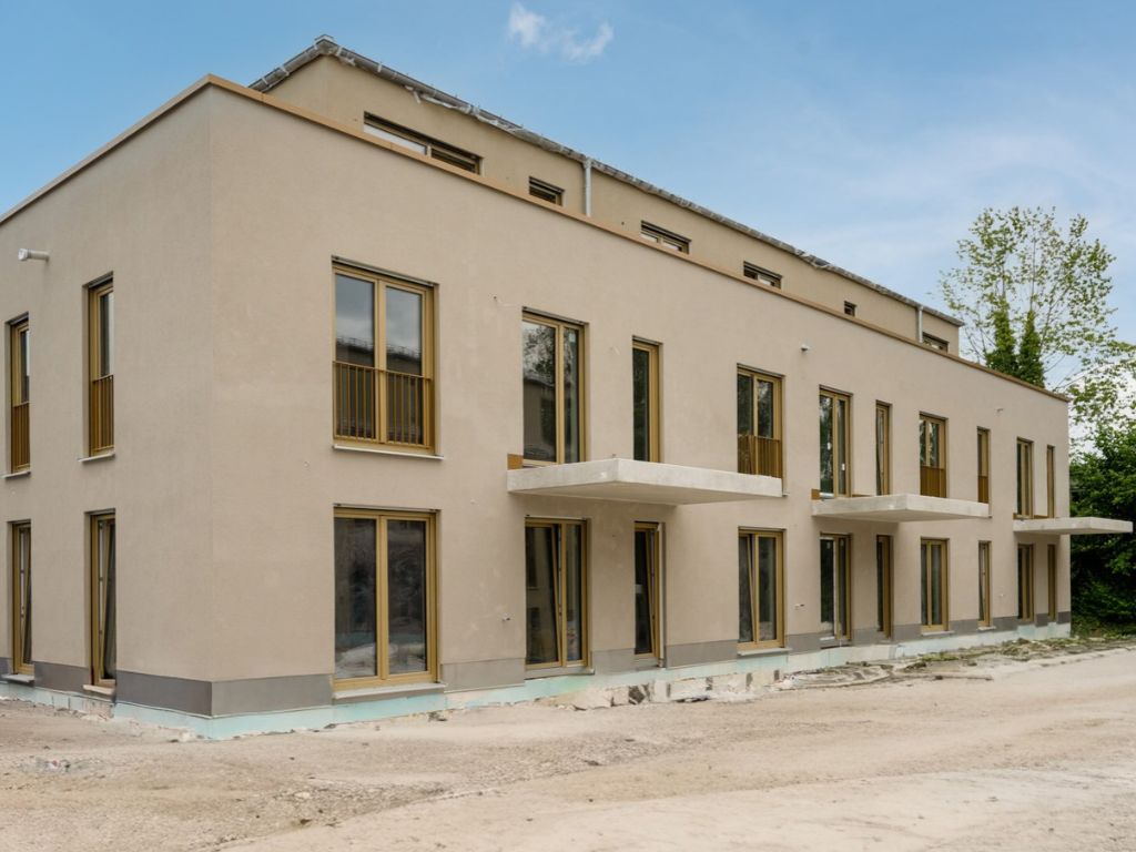 Neubau Mehrfamilienhaus mit modernen Balkonen in München (43986)