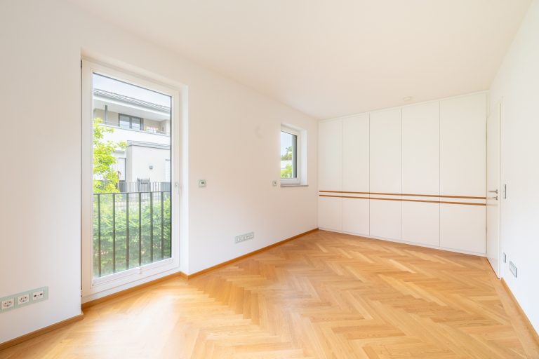 Aigner Immobilien GmbH - Immobilienangebot - 81479 München - Solln - Etagenwohnung - Exklusive 3-Zimmer-Wohnung in Solln – Zwei Balkone, Blick ins Grüne