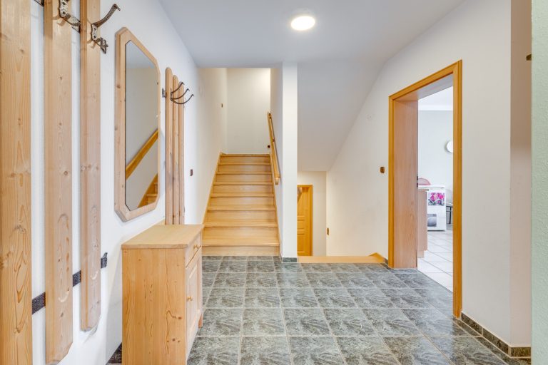 Aigner Immobilien GmbH - Immobilienangebot - 84424 Isen - Isen - Doppelhaushälfte - Raumwunder in Split-Level-Bauweise: Doppelhaushälfte mit Einliegerwohnung - ab 2029 zum Selbstbezug