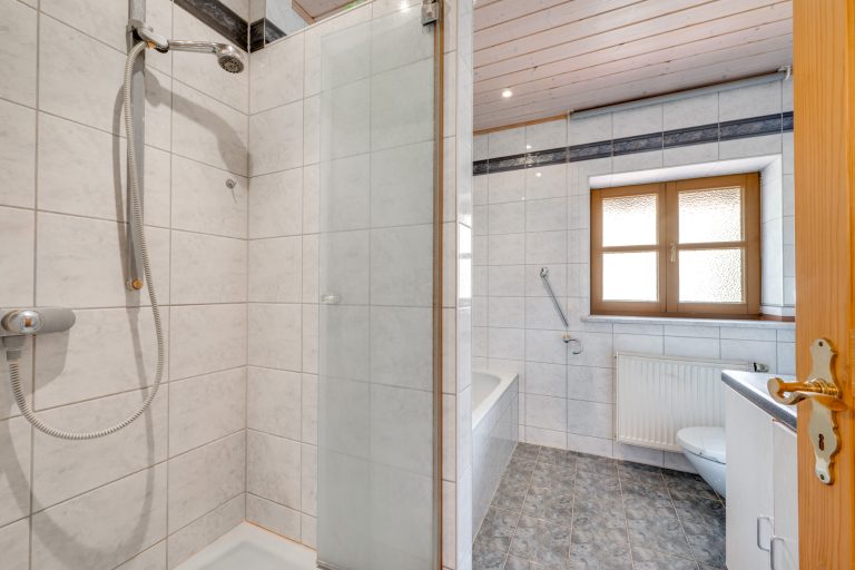 Aigner Immobilien GmbH - Immobilienangebot - 84424 Isen - Isen - Doppelhaushälfte - Raumwunder in Split-Level-Bauweise: Doppelhaushälfte mit Einliegerwohnung - ab 2029 zum Selbstbezug
