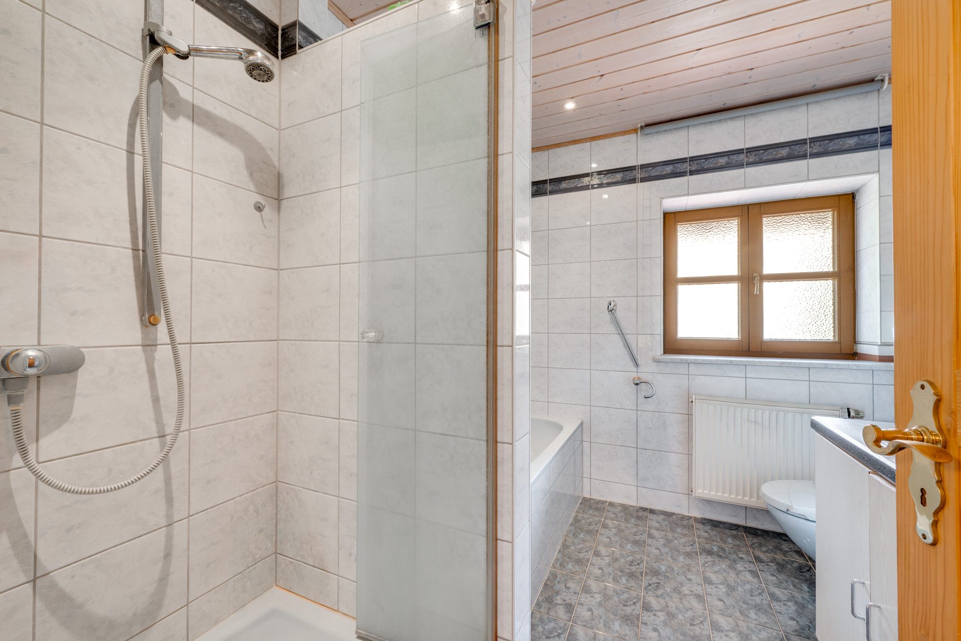 Aigner Immobilien GmbH - Immobilienangebot - 84424 Isen - Isen - Doppelhaushälfte - Raumwunder in Split-Level-Bauweise: Doppelhaushälfte mit Einliegerwohnung - ab 2029 zum Selbstbezug