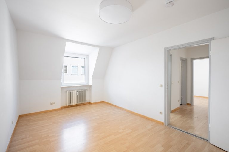 Aigner Immobilien GmbH - Immobilienangebot - 80639 München - Nymphenburg - Dachgeschosswohnung - Bezugsfreie 4-Zimmer-Wohnung in ruhiger Lage am Romanplatz