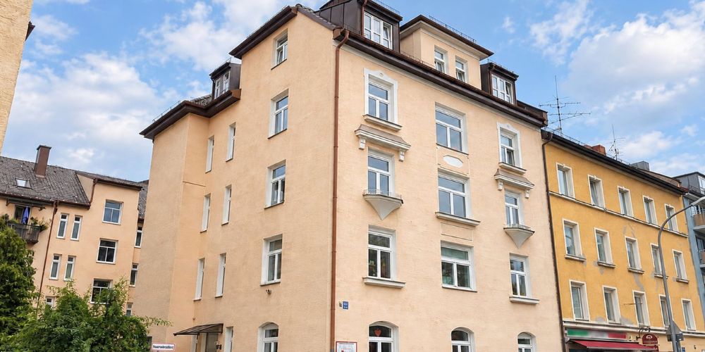 Gepflegtes Mehrfamilienhaus mit begrünten Fassadenelementen in München