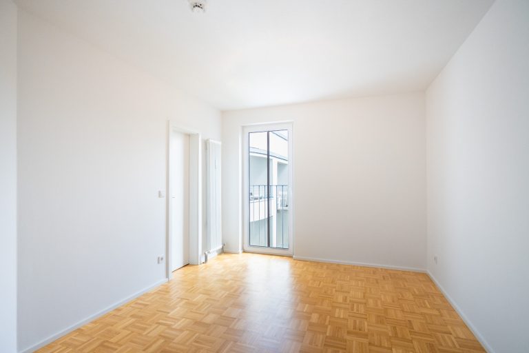 Aigner Immobilien GmbH - Immobilienangebot - 80993 München - Moosach - Etagenwohnung - Erstbezug nach Modernisierung: Zwei-Zimmer-Wohnung mit Südbalkon in Alt-Moosach