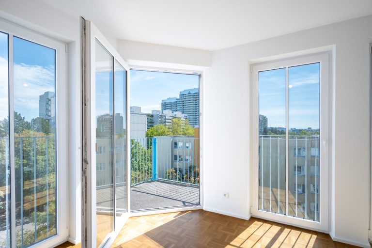 Aigner Immobilien GmbH - Immobilienangebot - 80993 München - Moosach - Etagenwohnung - Erstbezug nach Modernisierung: Zwei-Zimmer-Wohnung mit Südbalkon in Alt-Moosach