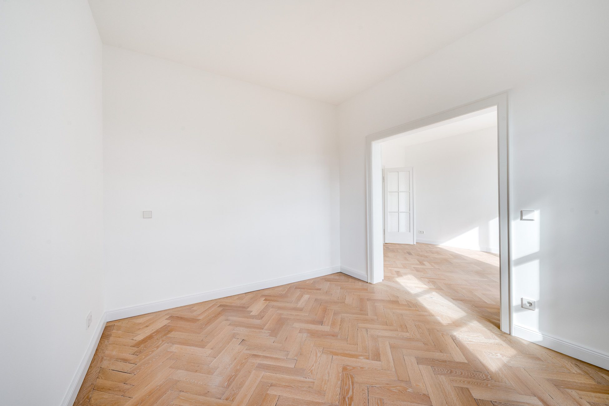 Aigner Immobilien GmbH - Immobilienangebot - 80805 München - Freimann - Etagenwohnung - Modern saniert und klassisch geprägt: 4-Zimmer-Altbauwohnung mit Dachterrasse in ruhiger Lage