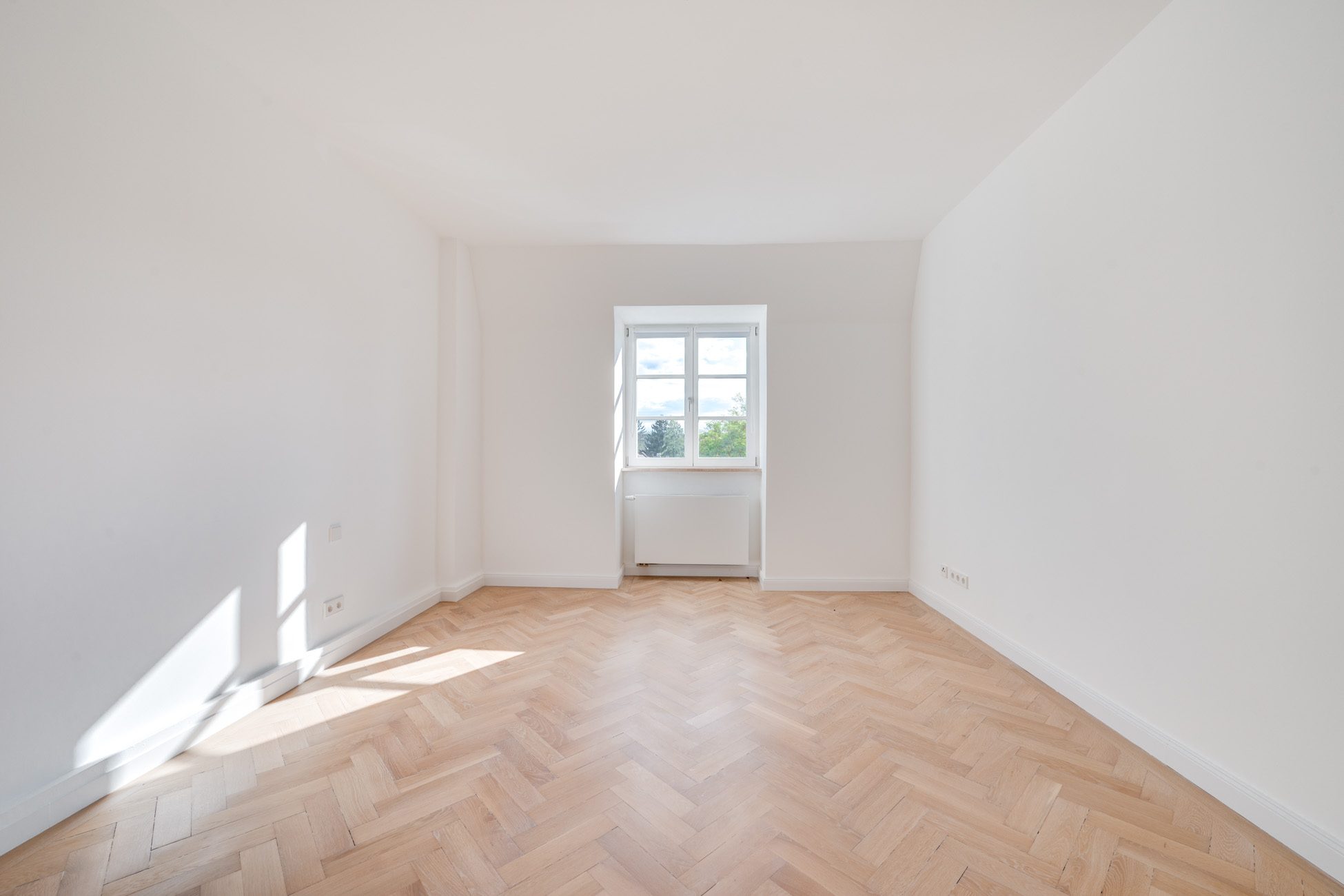 Aigner Immobilien GmbH - Immobilienangebot - 80805 München - Freimann - Etagenwohnung - Modern saniert und klassisch geprägt: 4-Zimmer-Altbauwohnung mit Dachterrasse in ruhiger Lage