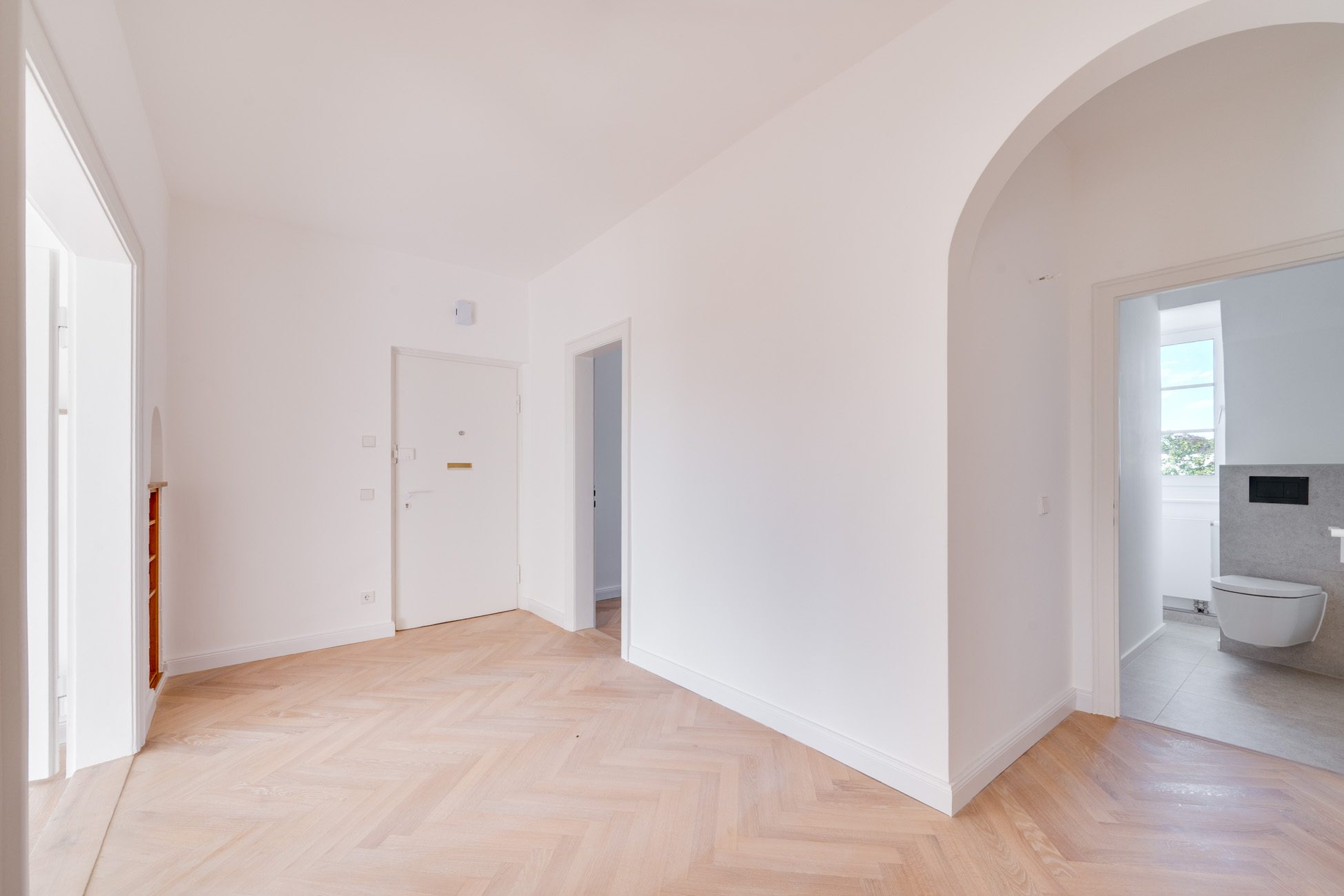 Aigner Immobilien GmbH - Immobilienangebot - 80805 München - Freimann - Etagenwohnung - Modern saniert und klassisch geprägt: 4-Zimmer-Altbauwohnung mit Dachterrasse in ruhiger Lage