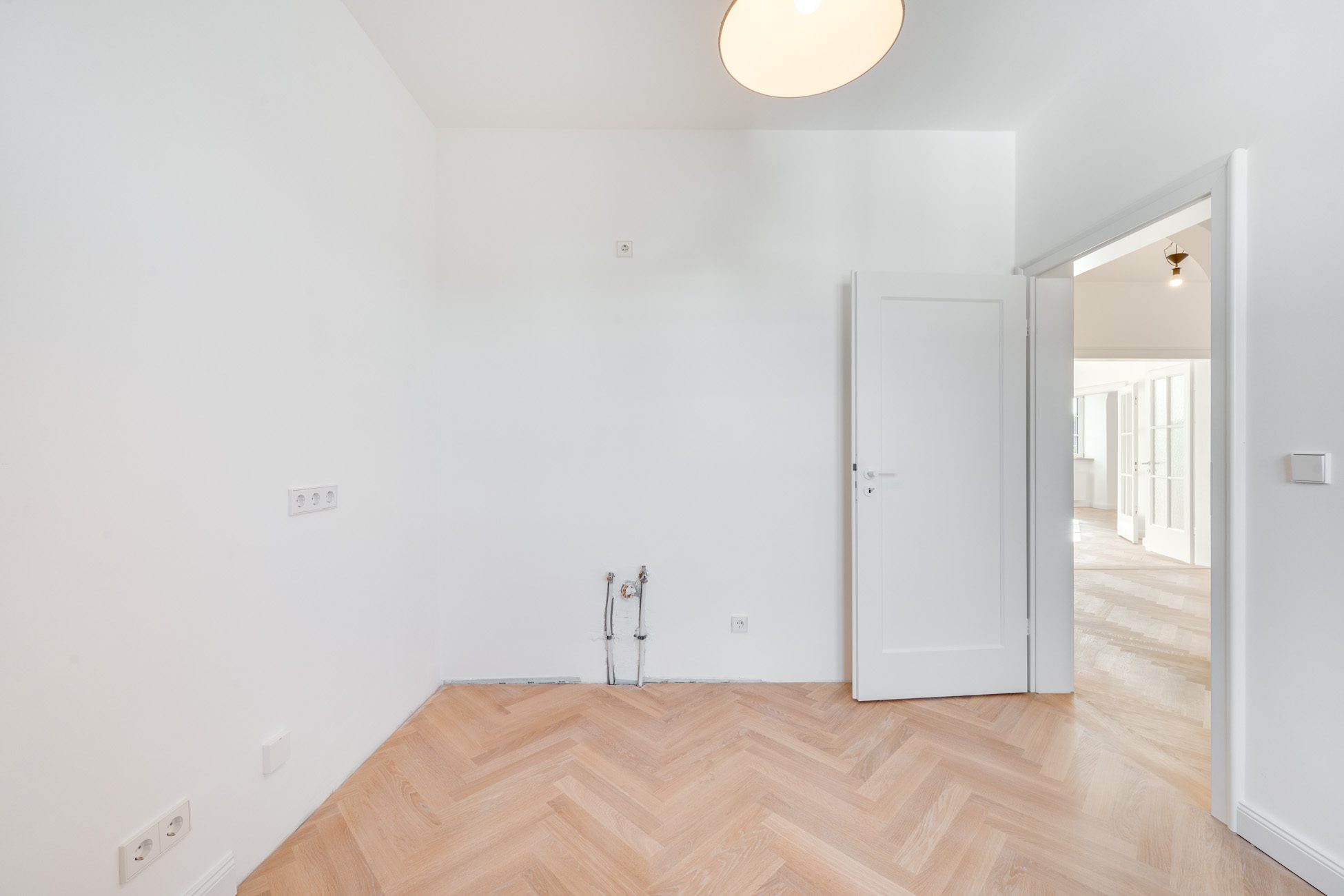 Aigner Immobilien GmbH - Immobilienangebot - 80805 München - Freimann - Etagenwohnung - Modern saniert und klassisch geprägt: 4-Zimmer-Altbauwohnung mit Dachterrasse in ruhiger Lage