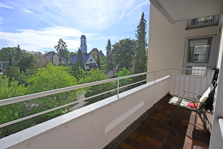 Aigner Immobilien GmbH - Immobilienangebot - 80809 München - Milbertshofen - Etagenwohnung - Helle 1-Zimmer-Wohnung mit besonderem Ausblick auf die St.-Georgs-Kirche