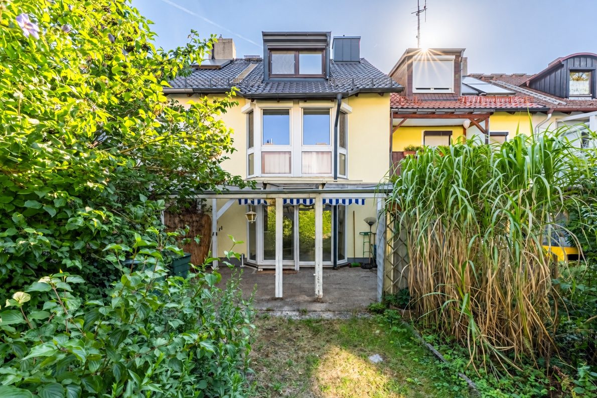Aigner Immobilien GmbH - Immobilienangebot - 81245 München - Obermenzing - Reihenmittelhaus - Familienfreundlich wohnen in Pasing: Großzügiges RMH mit Westgarten & Stellplatz