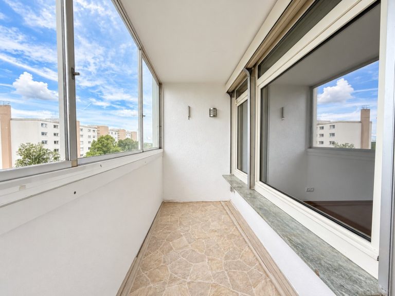 Aigner Immobilien GmbH - Immobilienangebot - 81243 München - Aubing - Etagenwohnung - Viel Raum zum Wohlfühlen: Attraktive 4-Zimmer-Wohnung mit Loggia und Weitblick