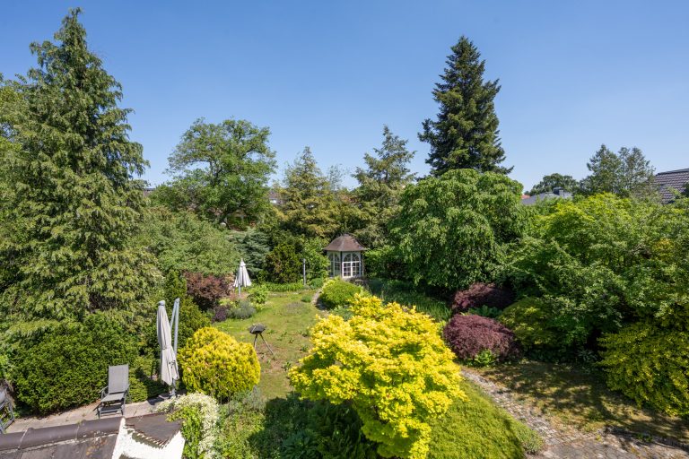 Aigner Immobilien GmbH - Immobilienangebot - 80689 München - Hadern - Einfamilienhaus - Rarität im Kaffeemühlenstil – Einfamilienhaus mit Potenzial und weitläufigem, eingewachsenem Traumgarten