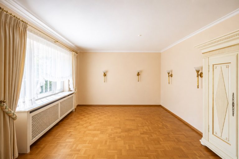 Aigner Immobilien GmbH - Immobilienangebot - 80689 München - Hadern - Einfamilienhaus - Rarität im Kaffeemühlenstil – Einfamilienhaus mit Potenzial und weitläufigem, eingewachsenem Traumgarten