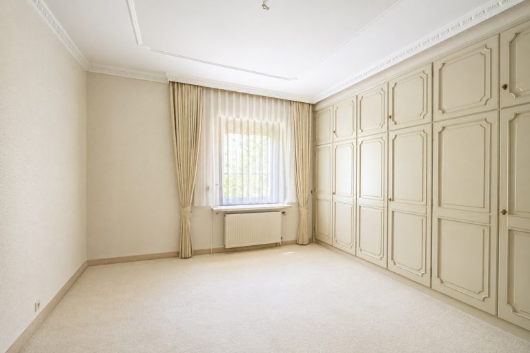 Aigner Immobilien GmbH - Immobilienangebot - 80689 München - Hadern - Einfamilienhaus - Rarität im Kaffeemühlenstil – Einfamilienhaus mit Potenzial und weitläufigem, eingewachsenem Traumgarten