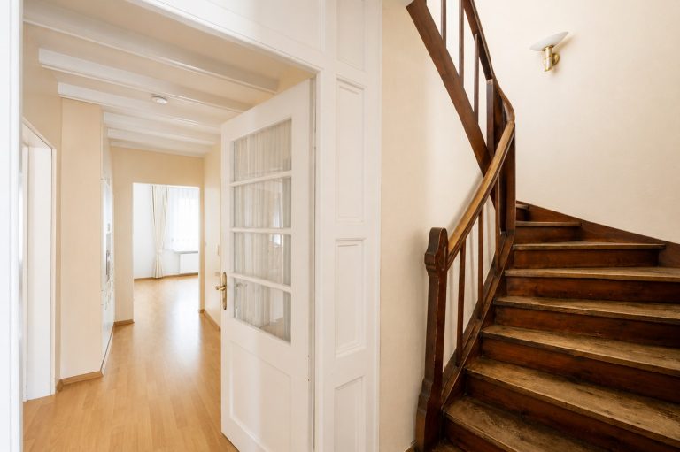 Aigner Immobilien GmbH - Immobilienangebot - 80689 München - Hadern - Einfamilienhaus - Rarität im Kaffeemühlenstil – Einfamilienhaus mit Potenzial und weitläufigem, eingewachsenem Traumgarten