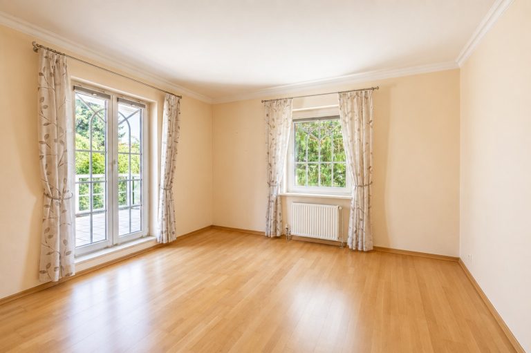 Aigner Immobilien GmbH - Immobilienangebot - 80689 München - Hadern - Einfamilienhaus - Rarität im Kaffeemühlenstil – Einfamilienhaus mit Potenzial und weitläufigem, eingewachsenem Traumgarten