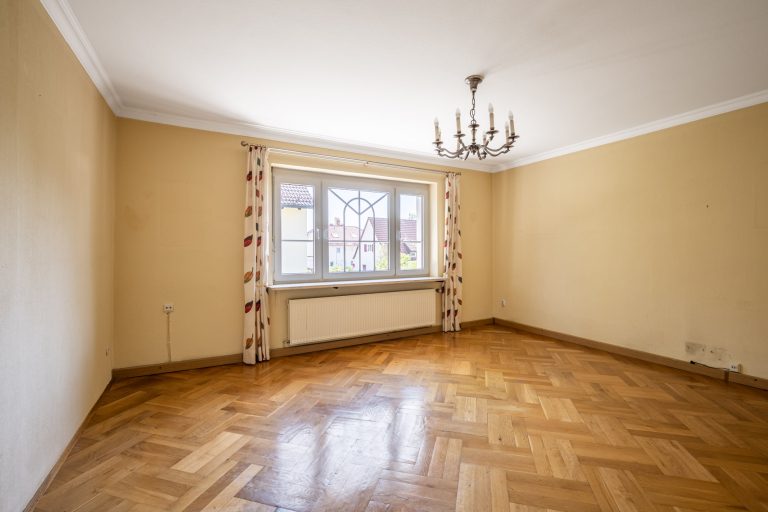 Aigner Immobilien GmbH - Immobilienangebot - 80689 München - Hadern - Einfamilienhaus - Rarität im Kaffeemühlenstil – Einfamilienhaus mit Potenzial und weitläufigem, eingewachsenem Traumgarten