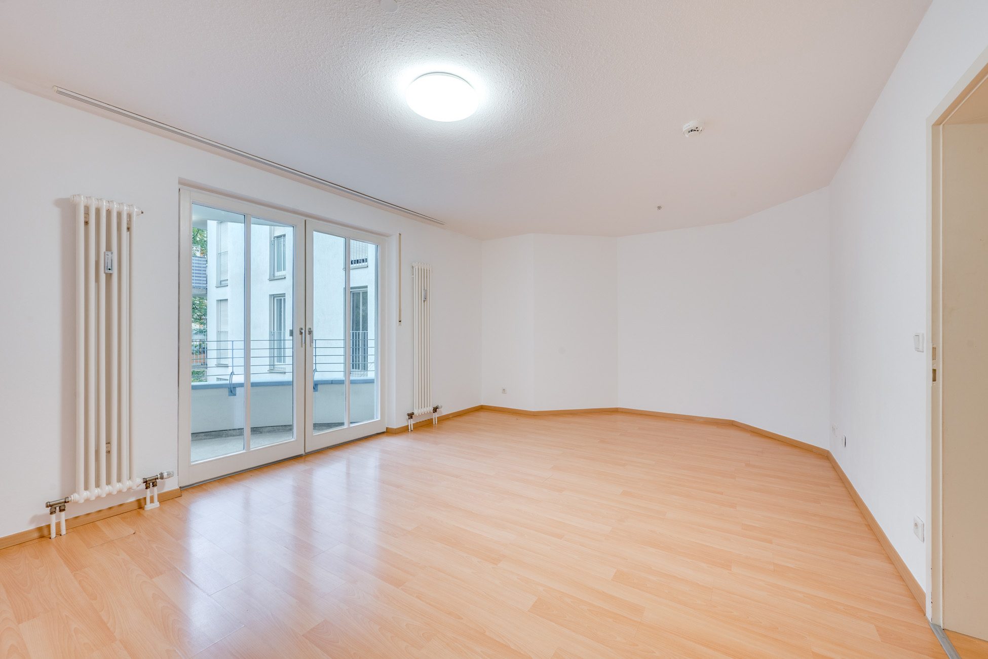 Aigner Immobilien GmbH - Immobilienangebot - 80993 München - Moosach - Etagenwohnung - Attraktive 2-Zimmer-Wohnung in Moosach mit zwei Balkonen und TG-Stellplatz