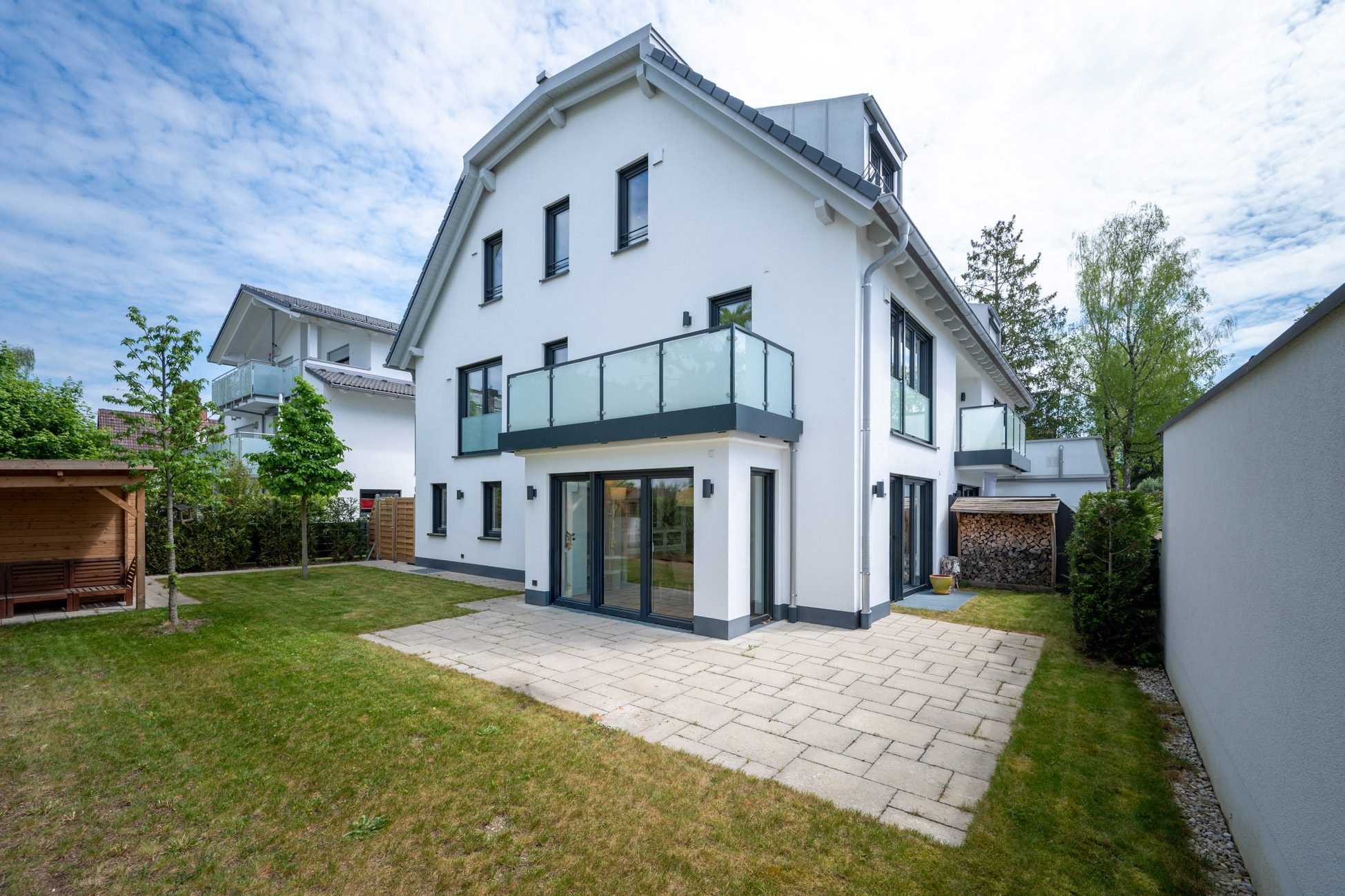 000|Kurz|Aussenansicht Aigner Immobilien GmbH - Immobilienangebot - 81739 München - Waldperlach - Doppelhaushälfte - Neuwertige Doppelhaushälfte mit großzügigem Garten und viel Wohnkomfort