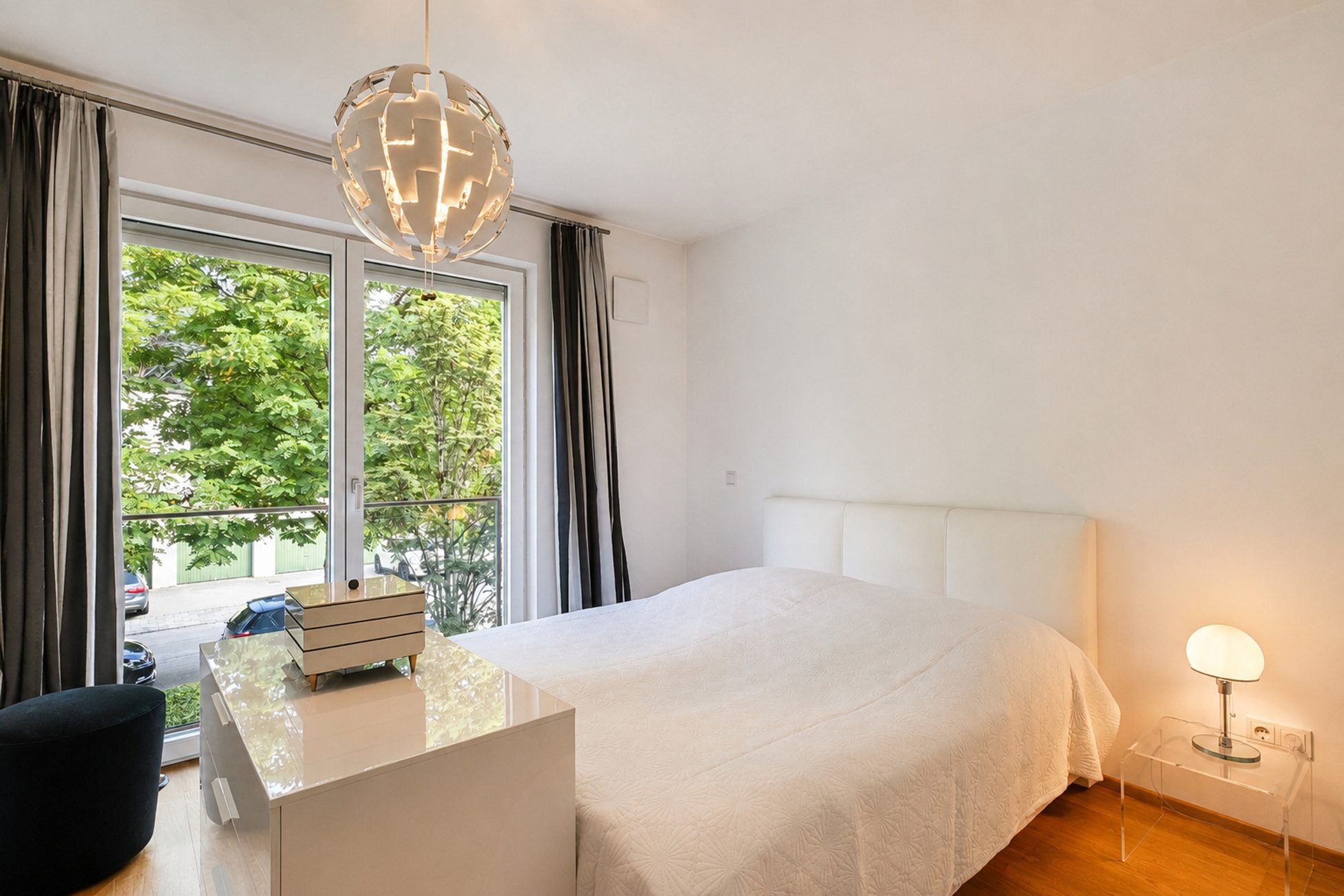 Aigner Immobilien GmbH - Immobilienangebot - 81479 München - Solln - Etagenwohnung - Modernes Wohnen im Grünen: Lichtdurchflutete 3-Zimmer-Wohnung mit großzügigem Westbalkon