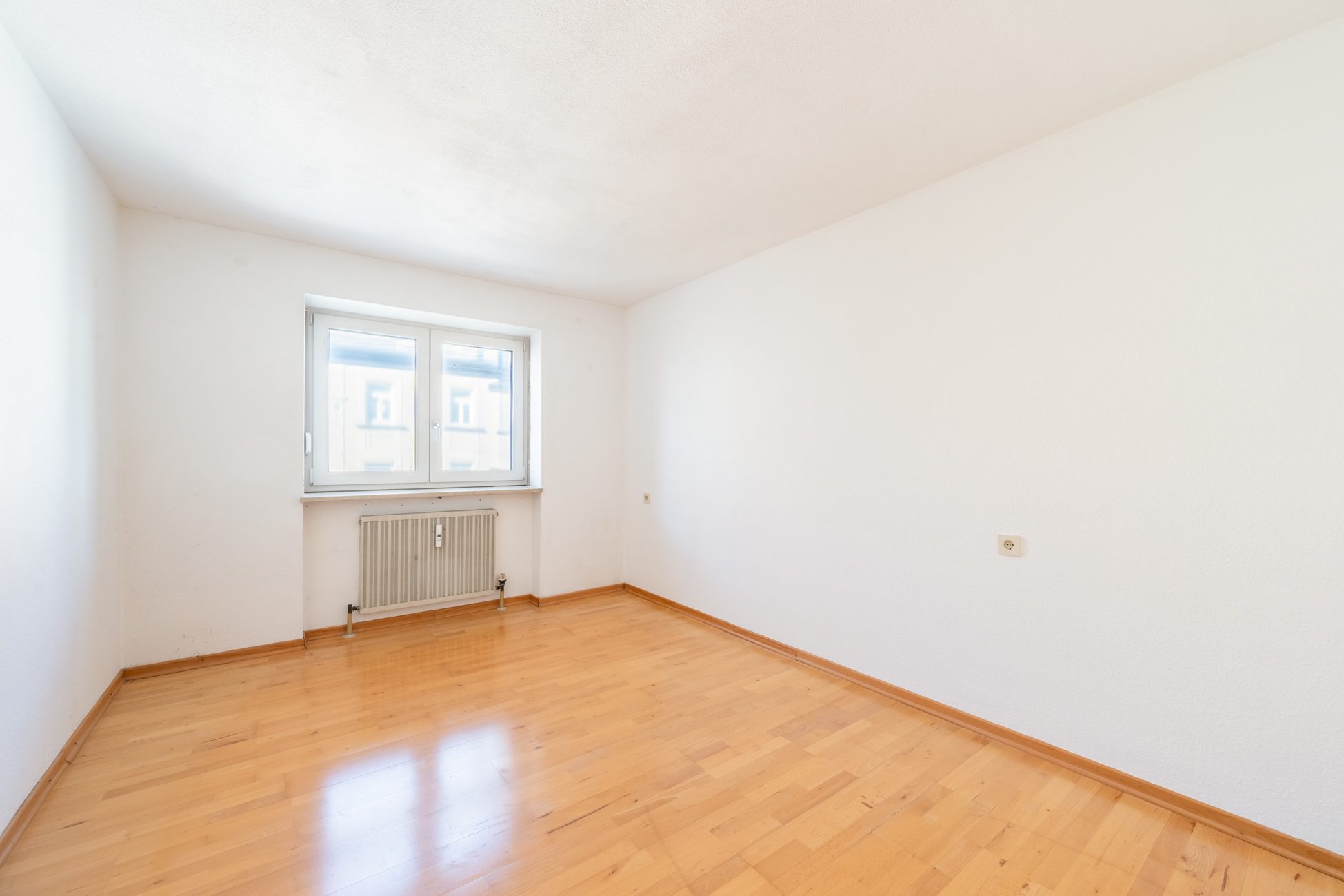 Aigner Immobilien GmbH - Immobilienangebot - 80636 München - Neuhausen - Etagenwohnung - Bezugsfreie 3-Zimmer-Wohnung in Neuhausen mit Balkon und viel Tageslicht