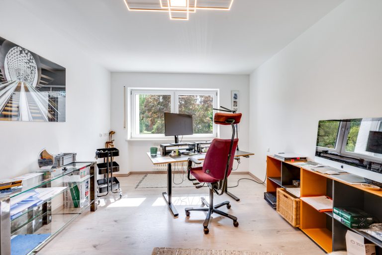 Aigner Immobilien GmbH - Immobilienangebot - 85625 Glonn - Glonn - Doppelhaushälfte - Großzügige Doppelhaushälfte mit zwei separaten Wohnungen und weitläufigem Garten
