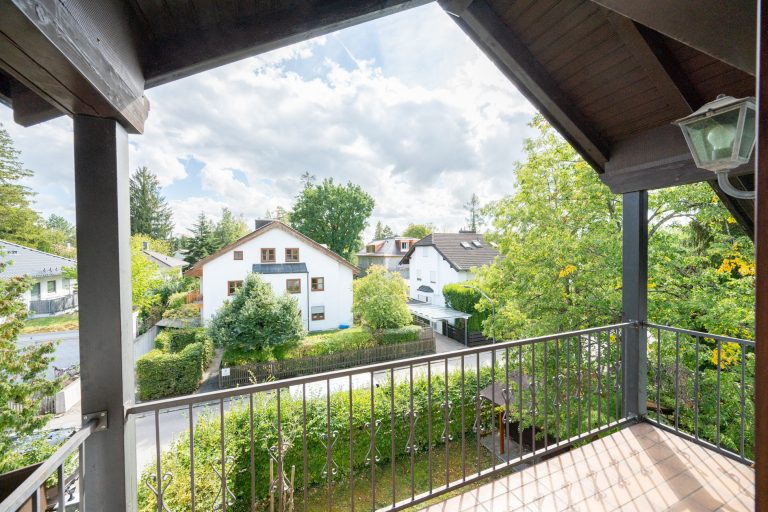 Aigner Immobilien GmbH - Immobilienangebot - 81827 München - Waldtrudering - Dachgeschosswohnung - Helle Dachgeschosswohnung mit Ausblick in die grüne Umgebung Waldtruderings