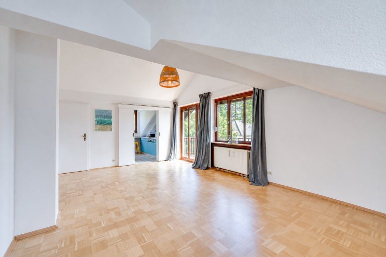 Aigner Immobilien GmbH - Immobilienangebot - 81827 München - Waldtrudering - Dachgeschosswohnung - Helle Dachgeschosswohnung mit Ausblick in die grüne Umgebung Waldtruderings