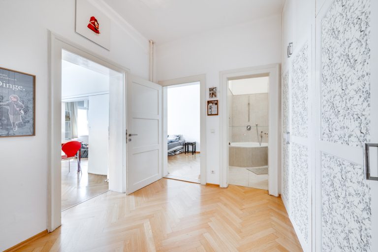 Aigner Immobilien GmbH - Immobilienangebot - 80797 München - Maxvorstadt - Etagenwohnung - Charmante Altbauwohnung in Bestlage Schwabing mit großem Balkon in Innenhoflage