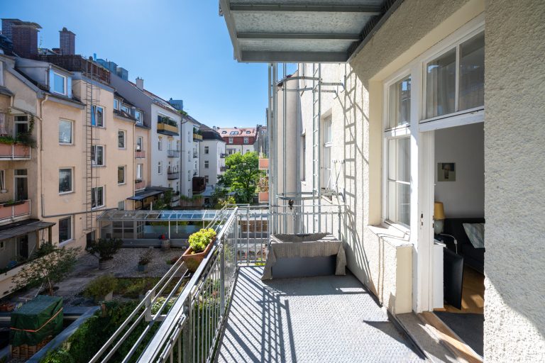 Aigner Immobilien GmbH - Immobilienangebot - 80797 München - Maxvorstadt - Etagenwohnung - Charmante Altbauwohnung in Bestlage Schwabing mit großem Balkon in Innenhoflage