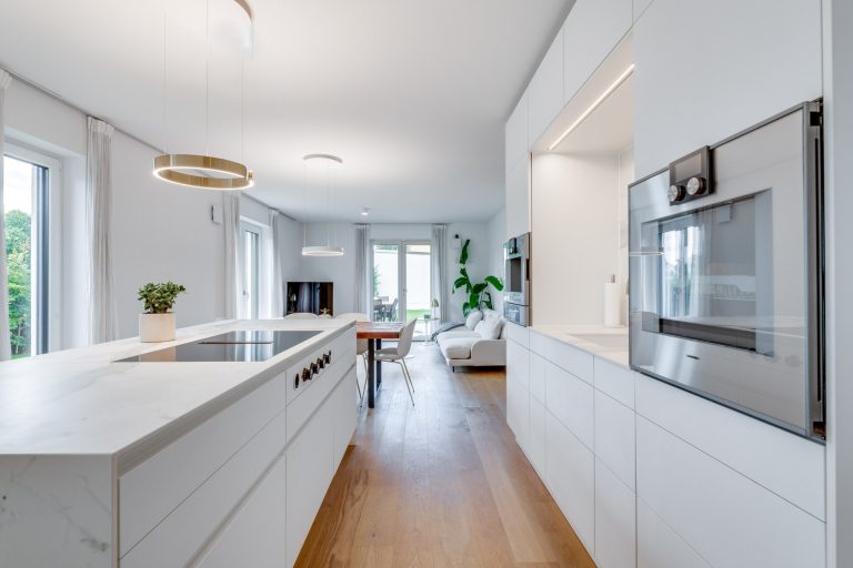 Aigner Immobilien GmbH - Immobilienangebot - 80999 München - Untermenzing - Erdgeschosswohnung - Ein Zuhause mit besonderem Flair: Exklusive 4 Zimmer-Wohnung mit über 220 m² privatem Garten