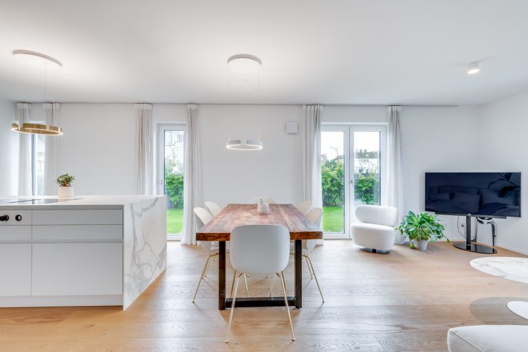 Aigner Immobilien GmbH - Immobilienangebot - 80999 München - Untermenzing - Erdgeschosswohnung - Ein Zuhause mit besonderem Flair: Exklusive 4 Zimmer-Wohnung mit über 220 m² privatem Garten