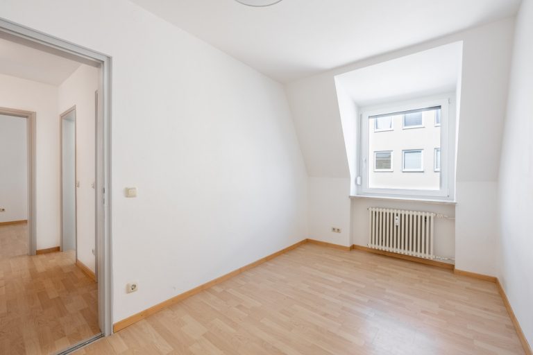 Aigner Immobilien GmbH - Immobilienangebot - 80639 München - Nymphenburg - Dachgeschosswohnung - Bezugsfreie 4-Zimmer-Wohnung in ruhiger Lage am Romanplatz