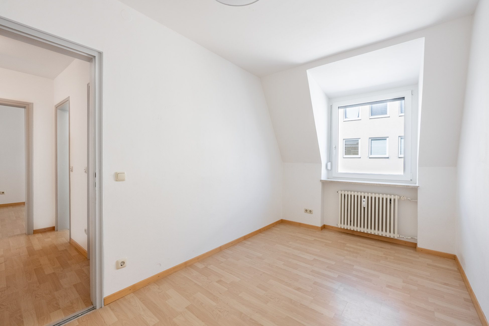 Aigner Immobilien GmbH - Immobilienangebot - 80639 München - Nymphenburg - Dachgeschosswohnung - Bezugsfreie 4-Zimmer-Wohnung in ruhiger Lage am Romanplatz