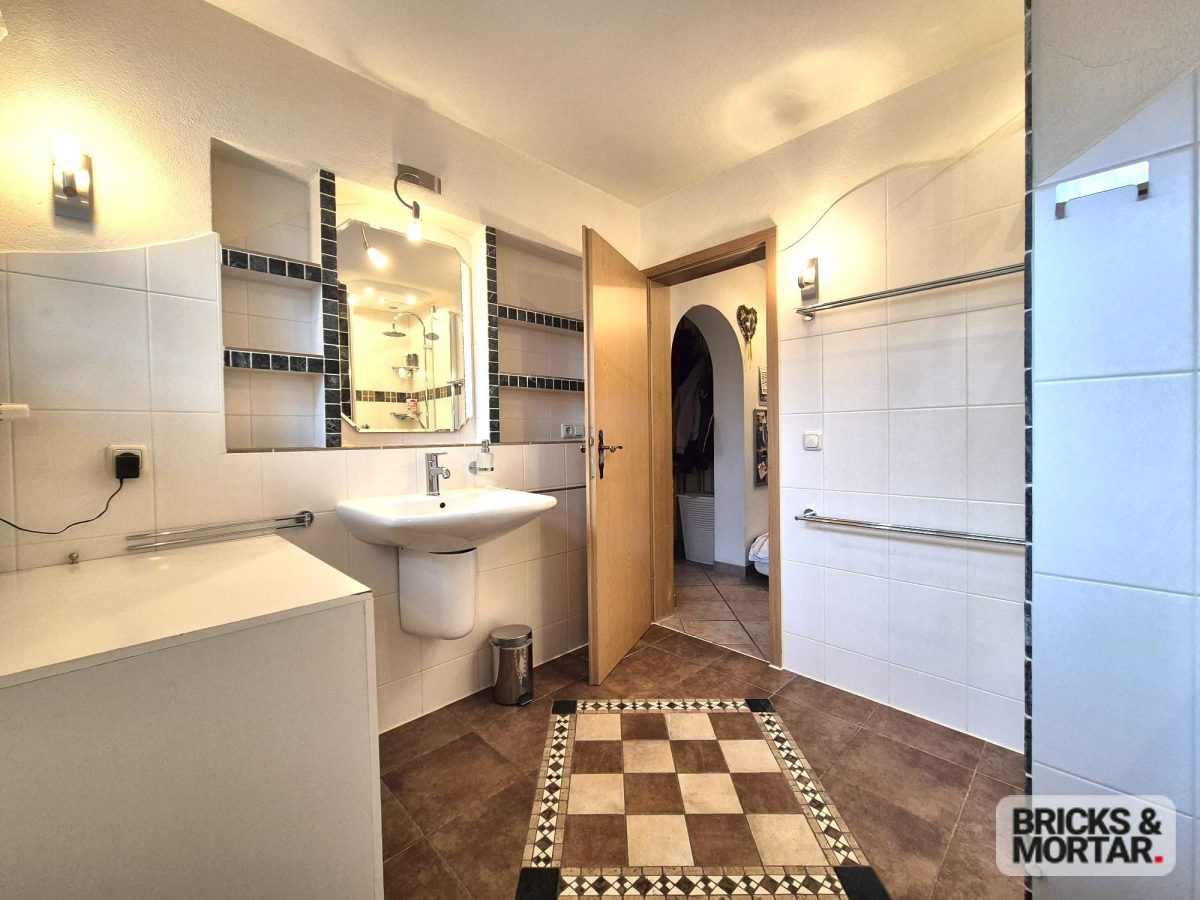 Immobilienangebot - Waldkraiburg - Alle - **Lichtdurchflutete Wohnung mit 4 Zimmern, Kamin und Balkon – ideal für Familien**
