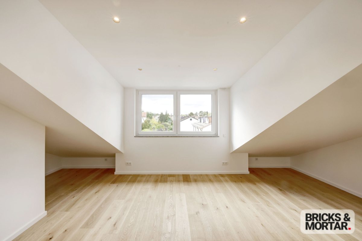 Immobilienangebot - München / Sendling-Westpark - Alle - Neuwertiges Raumwunder in Sendling: 135 m2 Effizienzhaus (A+) mit Wärmepumpe, PV-Anlage und Terrasse