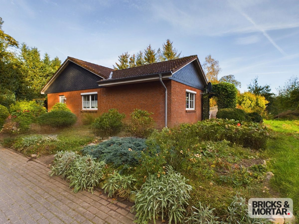 Immobilienangebot - Böel - Alle - Gepflegter Winkelbungalow auf sonnigem großen Grundstück