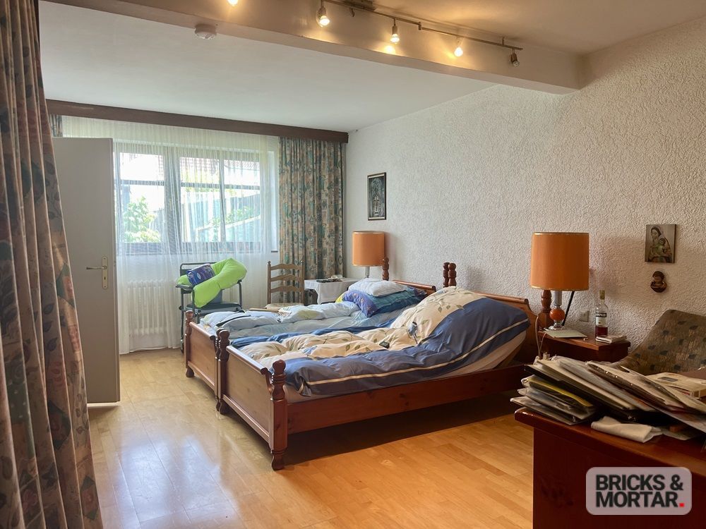 Immobilienangebot - Augsburg / Kriegshaber - Alle - Großes Einfamilienhaus mit Dachterrasse in ruhiger Wohnlage in der Nähe zur Uniklinik