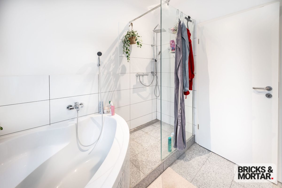 Immobilienangebot - Nürnberg - Alle - Stilvolle 2-Zimmer-Altbauwohnung – Vermietet, kernsaniert und solide Kapitalanlage